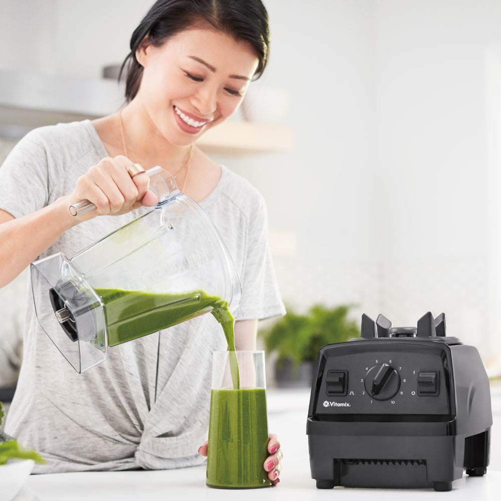 Vitamix調理機-E320-黑色-情境圖-綠拿鐵蔬果汁